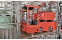 内蒙古一批防爆型2.5吨湘潭电机车装车发往江西